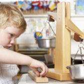 Kind mit Balkenwaage; © 123rf.com/Cathy Yeulet