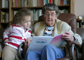 Gromutter mit Enkelin beim Vorlesen   Herby ( Herbert ) Me - Fotolia.com