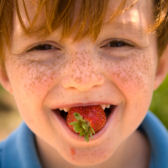 Junge isst Erdbeere; (c) Funwithfood/istock