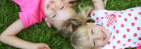 Kleine Mdchen liegen im Gras,   pamspix/istock.com