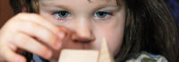 Kind mit Bauklötzen; © shutterstock.com/Galushko Sergey