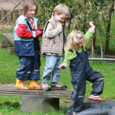 Kinder balancieren auf einem Balken,  Schulen ans Netz e. V. (BIBER)