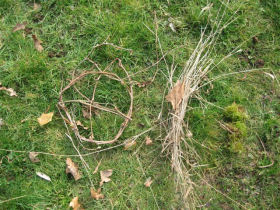 Heu und kleine Zweige für den Nestbau, © Schulen-ans-Netz e. V. (BIBER)