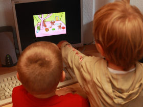 zwei Kinder am PC,  Schulen ans Netz e. V. (BIBER)