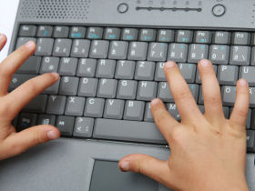 Kinderhnde an der Tastatur  Schulen ans Netz e. V. (BIBER)