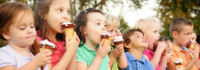 Kinder essen Eis; © iStockphoto/Rosemarie Gearhart