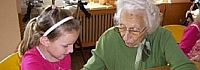 Seniorin und Mädchen spielen gemeinsam © Schulen ans Netz e. V. (BIBER)