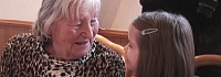 Seniorin und Mädchen begegnen sich; © AV1 Pädagogik-Filme