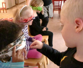 Kinder mit Augenbinden;  Schulen ans Netz e. V. (BIBER)