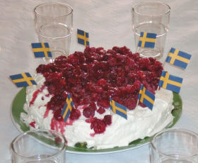 Eine Torte mit schwedischen Fhnchen;  Schulen ans Netz e. V. (BIBER)