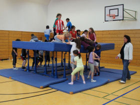 Kinder in der Turnhalle  Heinrich-Zille-Grundschule