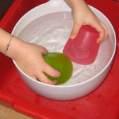 zwei Becher; © (BIBER) Schulen ans Netz zwei Becher; © (BIBER) Schulen ans Netz