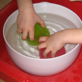 Kinderhnde mit zwei Plastikbechern;  (BIBER) Schulen ans Netz