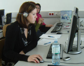 Teilnehmerinnen der Studienreise am PC