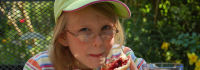 Kind isst ein Marmeladenbrötchen; © Ilka Mehlis