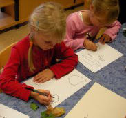 Kinder malen ihre Bilder;  (BIBER) Schulen ans Netz