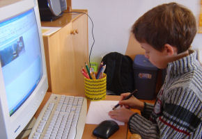 Kind am PC;  (BIBER) Schulen ans Netz