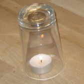 Kerze unter Glas; © (BIBER) Schulen ans Netz Kerze unter Glas; © (BIBER) Schulen ans Netz