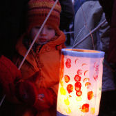 Kindergartenkind mit Laterne; © flickr.com