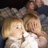 zwei ängstliche Kinder vor dem Fernseher; © Jupiterimages