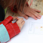malendes Kind; © (BIBER) Schulen ans Netz