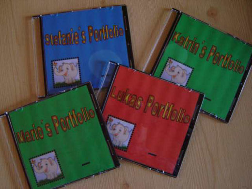CD-Hüllen mit E-Portfolios der Kindergartenkinder; © (BIBER) Schulen ans Netz