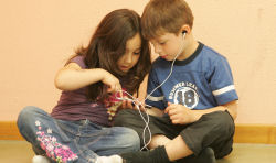 Zwei Kinder hren Musik