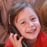 Mädchen mit Telefon; © (BIBER) Schulen ans Netz
