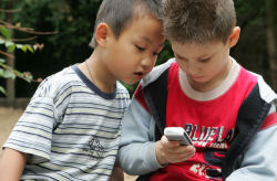 zwei Jungen mit Handy;  (BIBER) Schulen ans Netz