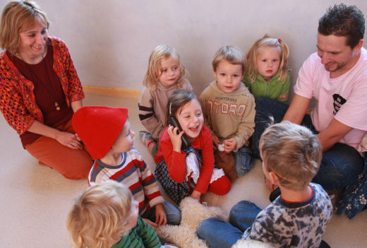 Kinder mit Erzieherin und Erzieher; © (BIBER) Schulen ans Netz Kinder mit Erzieherin und Erzieher; © (BIBER) Schulen ans Netz
