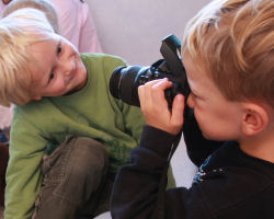 Kinder mit Fotoapparat