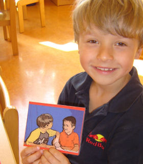 Junge zeigt Fotokarte (BIBER);  Schulen ans Netz e. V.