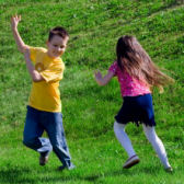 Kinder spielen fangen; © istock/MaszaS
