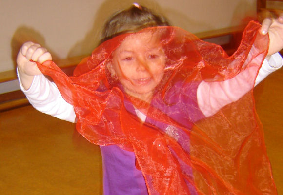 Mädchen mit Chiffontuch; © Schulen ans Netz e. V. (BIBER) Mädchen mit Chiffontuch; © Schulen ans Netz e. V. (BIBER)