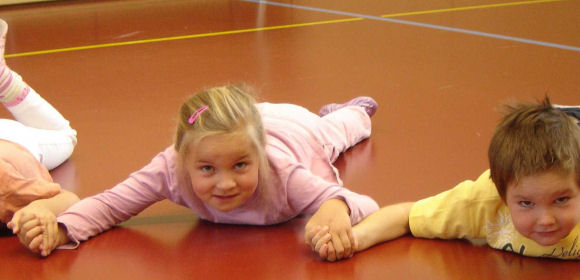 Kinder in der Bewegungshalle; © Schulen ans Netz e. V. (BIBER) Kinder in der Bewegungshalle; © Schulen ans Netz e. V. (BIBER)