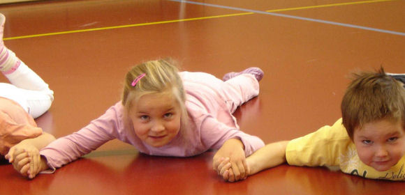 Kinder in der Bewegungshalle;   Schulen ans Netz e. V. (BIBER)