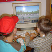 Kinder vor dem Computerspiel "Abenteuer Zeitmaschine"; (c) Schulen ans Netz e. V.