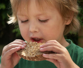 Junge isst ein Brot; (c) mammamaart/istock