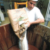 Zucker wird hinzugefgt;  GEPA The Fair Trade Company / A. Welsing