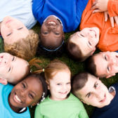 Kinder im Kreis © iStockphoto/Rosemarie Gearhart Kinder im Kreis © iStockphoto/Rosemarie Gearhart